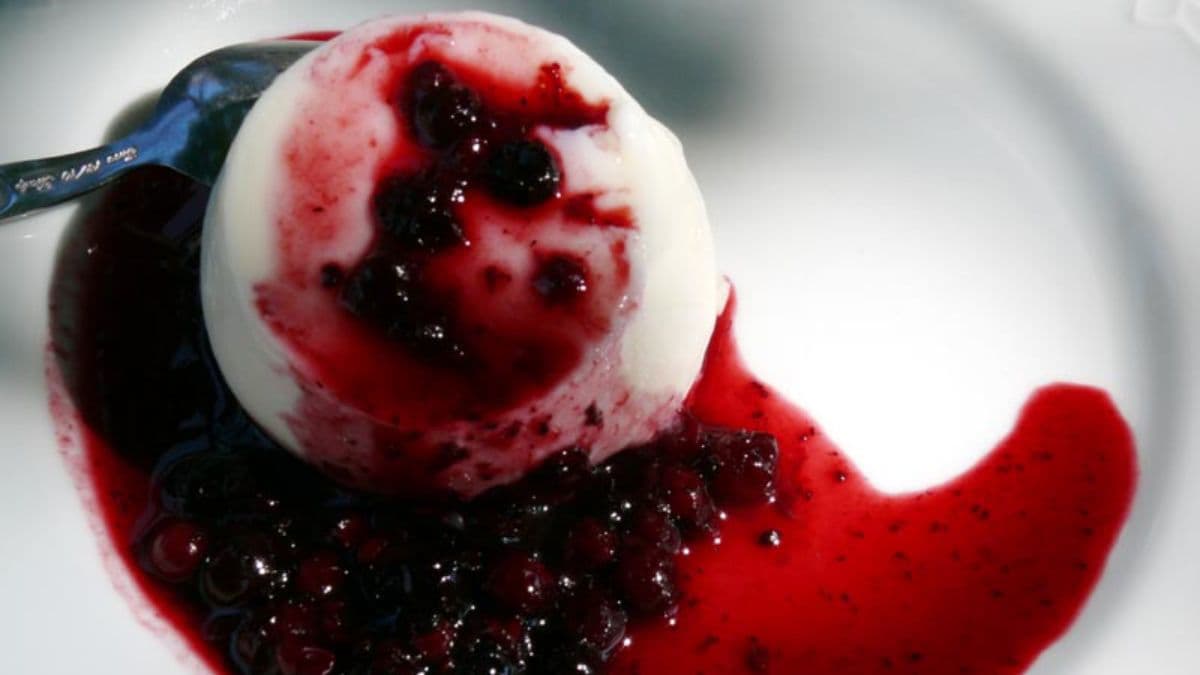 Vanilla ice cream topped with compote