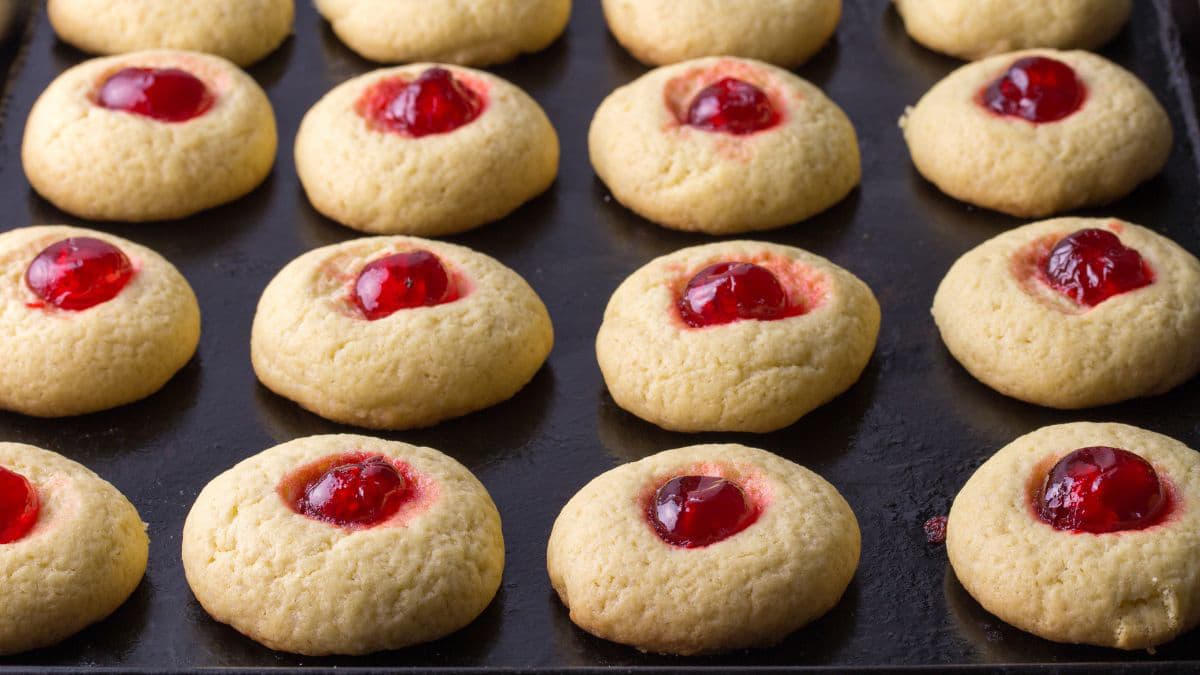 A tray with lines of cookies