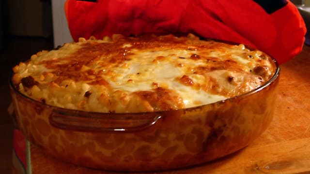 chicken-macaroni-bake-recipe-cheesy-casserole-for-easy-comfort-food-meals-thumbnail