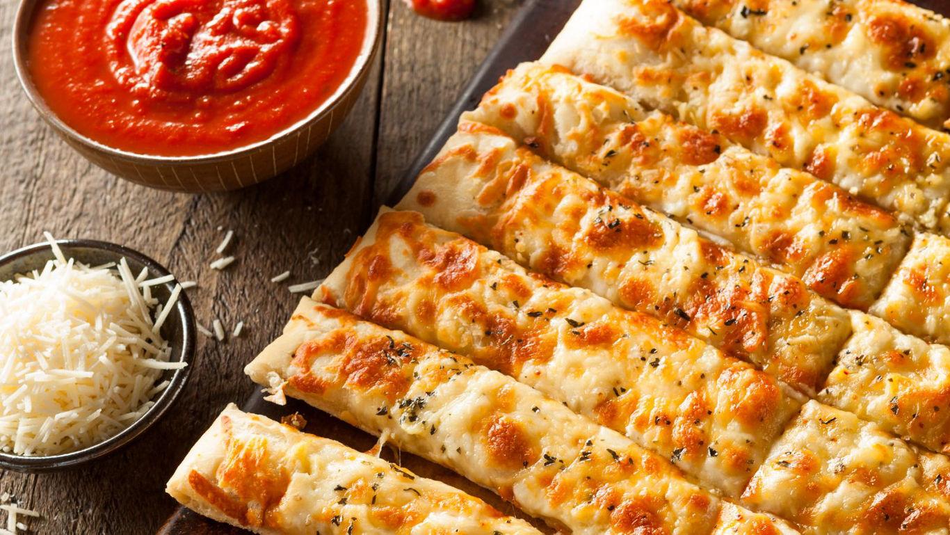 Cheesy breadsticks with marinara sauce