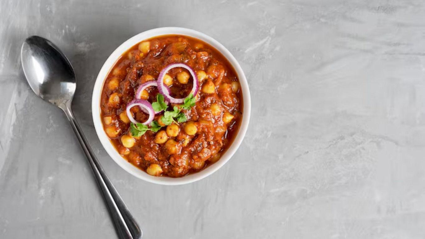 Bowl of chickpea curry with garnish