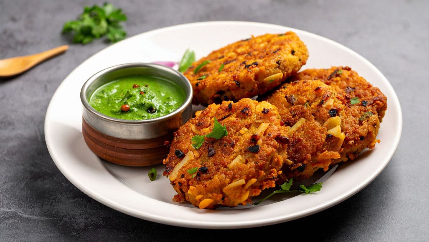 Crispy vegetable patties with green chutney