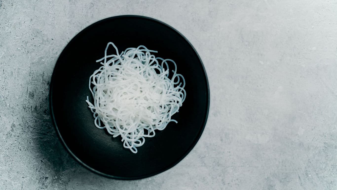 Plain white rice noodles in black bowl