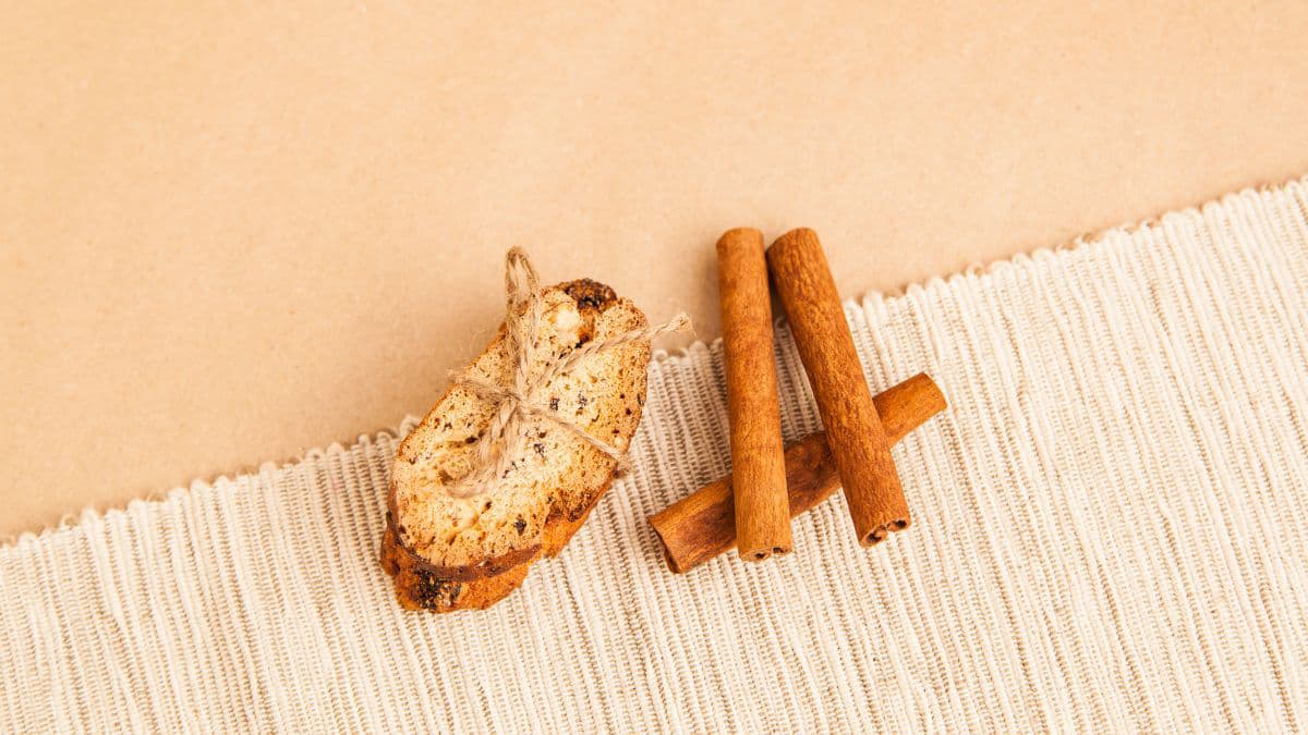 Cinnamon biscotti with cinnamon sticks
