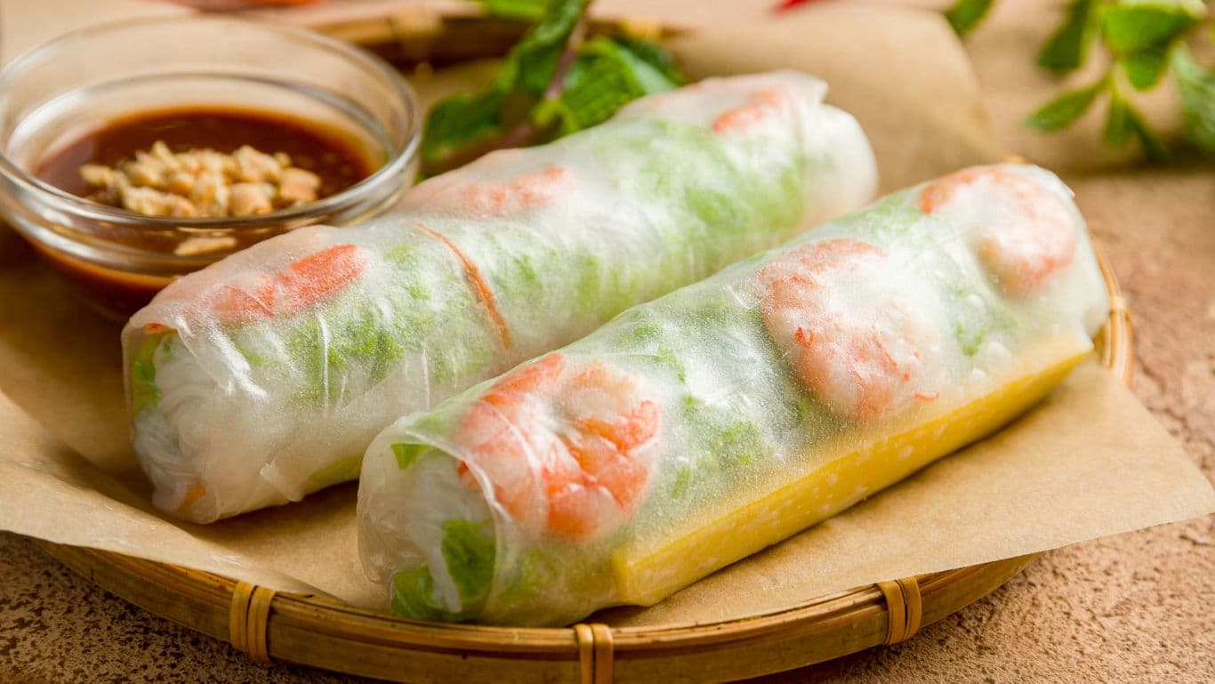 Fresh Vietnamese Spring Rolls with Dipping Sauce