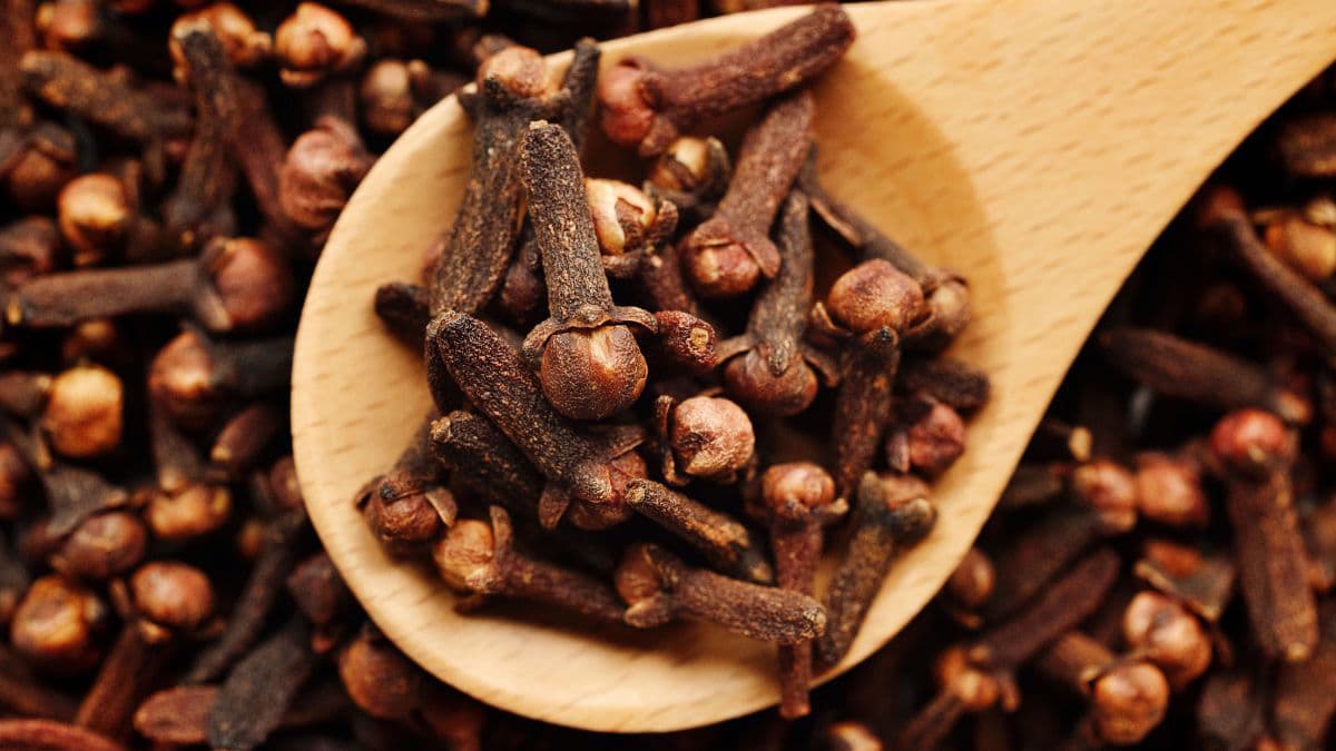 spoon of cloves