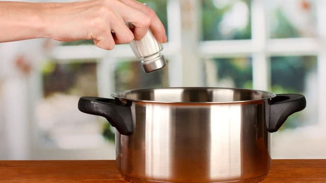 how-does-cooking-salt-actually-work-decoding-uses-types-of-salt-thumbnail