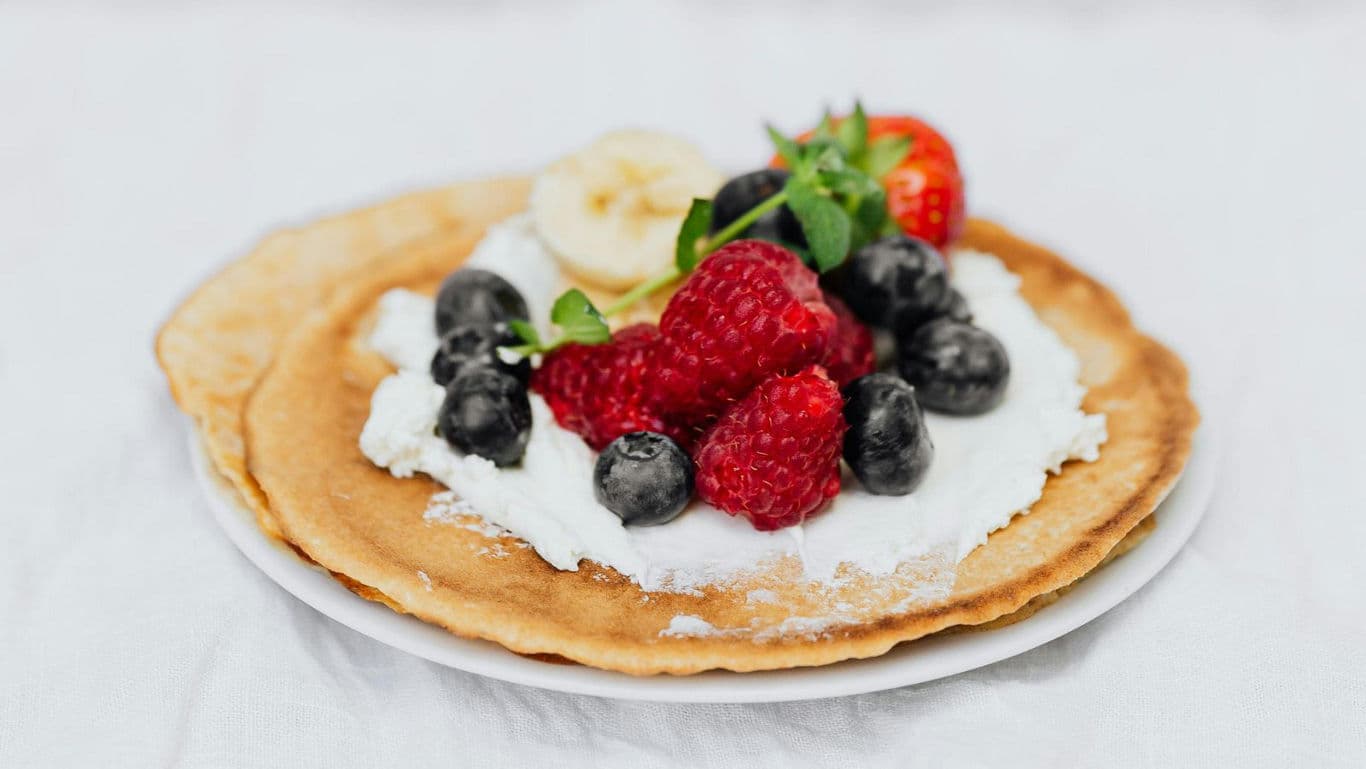 Pancake with Fresh Berries and Cream