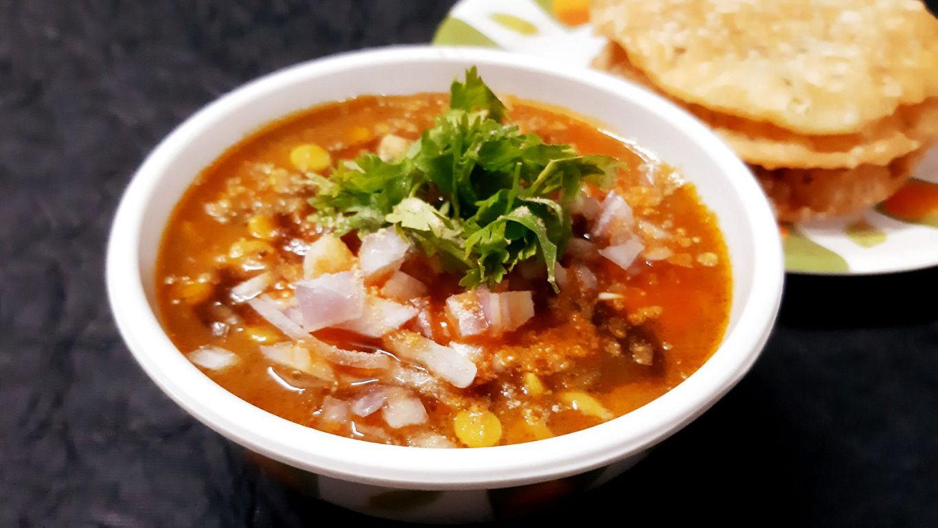 Spicy lentil curry with fried bread