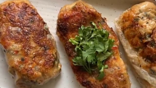 crispiest-garlic-chicken-rice-paper-rolls-cheesy-crunchy-snack-recipe-thumbnail