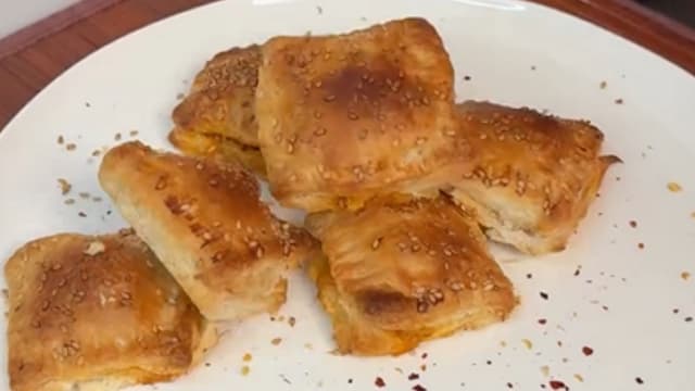 schezwan-chicken-cheese-puff-bites-spicy-cheesy-match-day-snack-thumbnail
