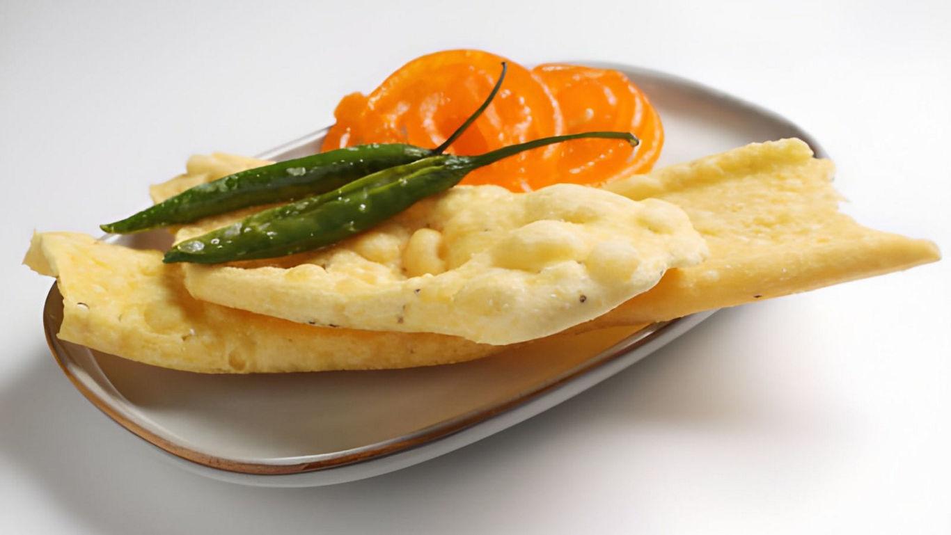 Crispy snack with chili and garnish