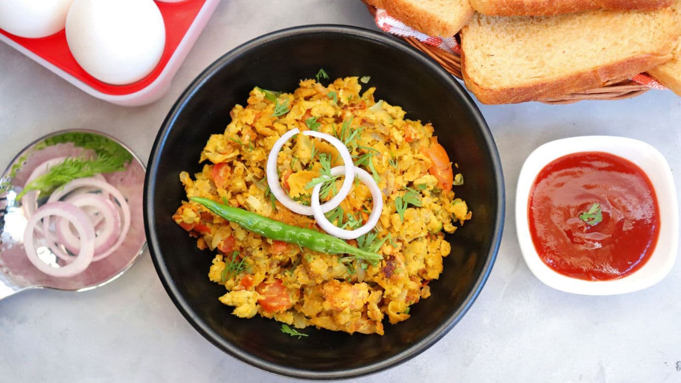 Spicy scrambled eggs with bread and sauce