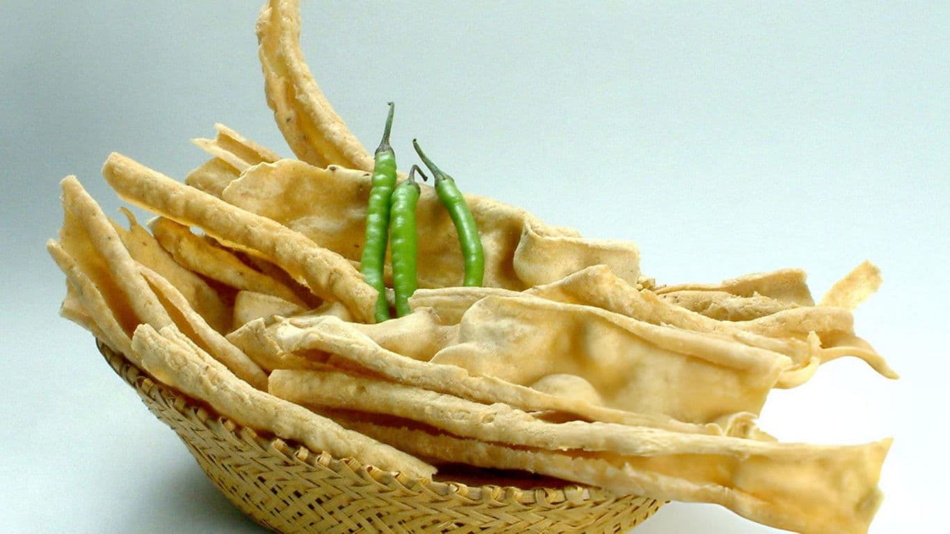 Crispy snack sticks with green chilies