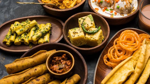the-sweet-sour-and-spicy-world-of-gujarati-dhokla-and-khakhra-thumbnail