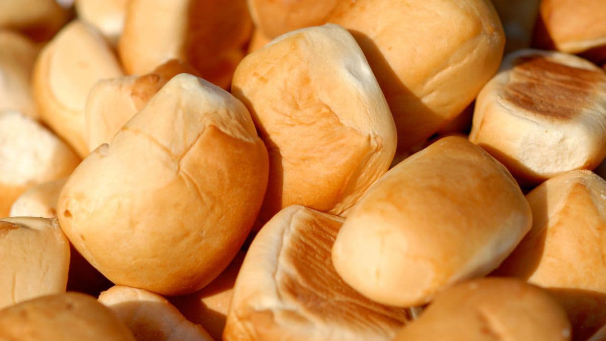 Pile of dinner rolls
