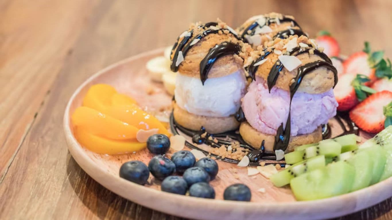 Dessert platter with ice cream and fruits