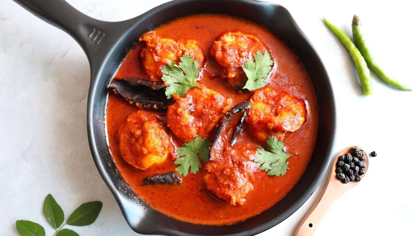 Spicy shrimp curry in black skillet