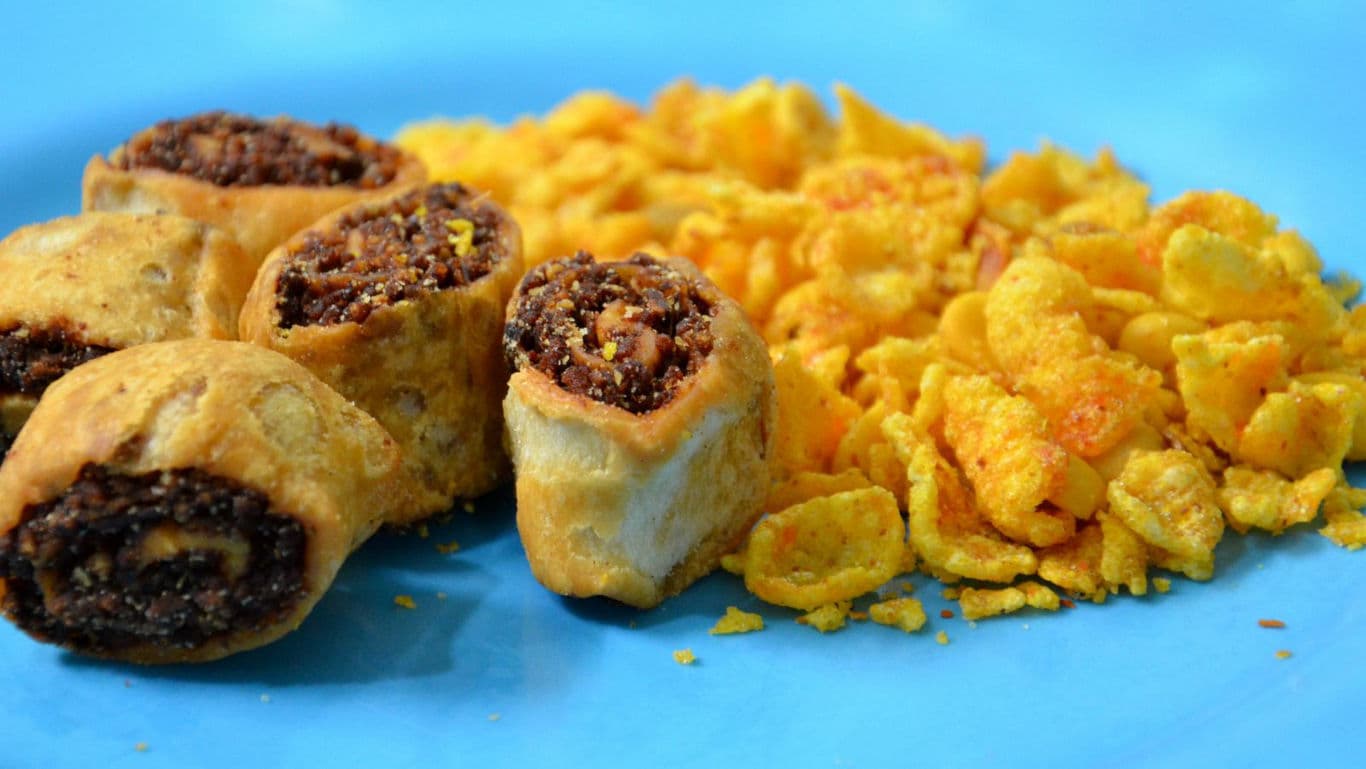 Savory pastry rolls with crunchy cornflakes