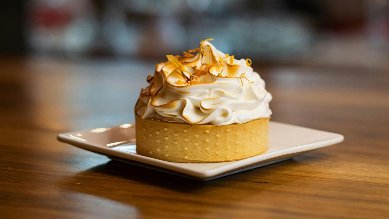 Gourmet tart with toasted meringue topping
