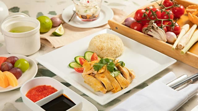 hainanese-chicken-rice-recipe-with-juicy-meat-and-fragrant-rice-thumbnail