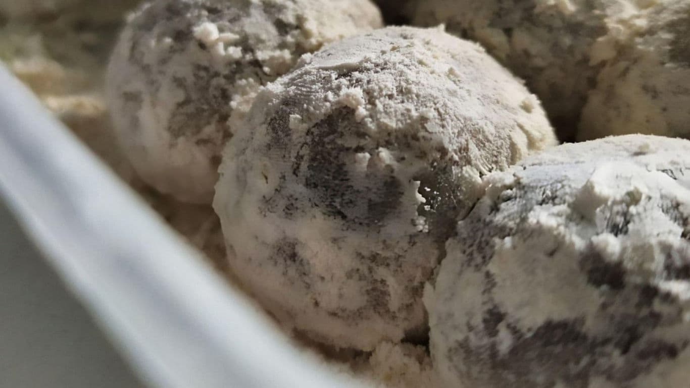 Close-up of powdered dessert balls