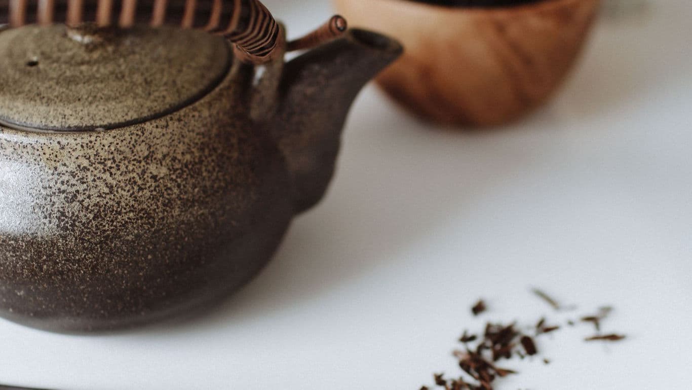 Hojicha tea with a teapot.