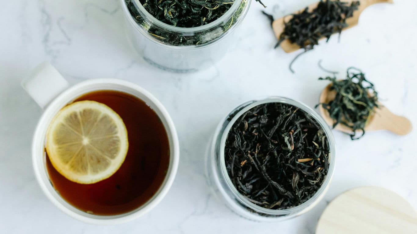 Loose leaf tea and lemon slice