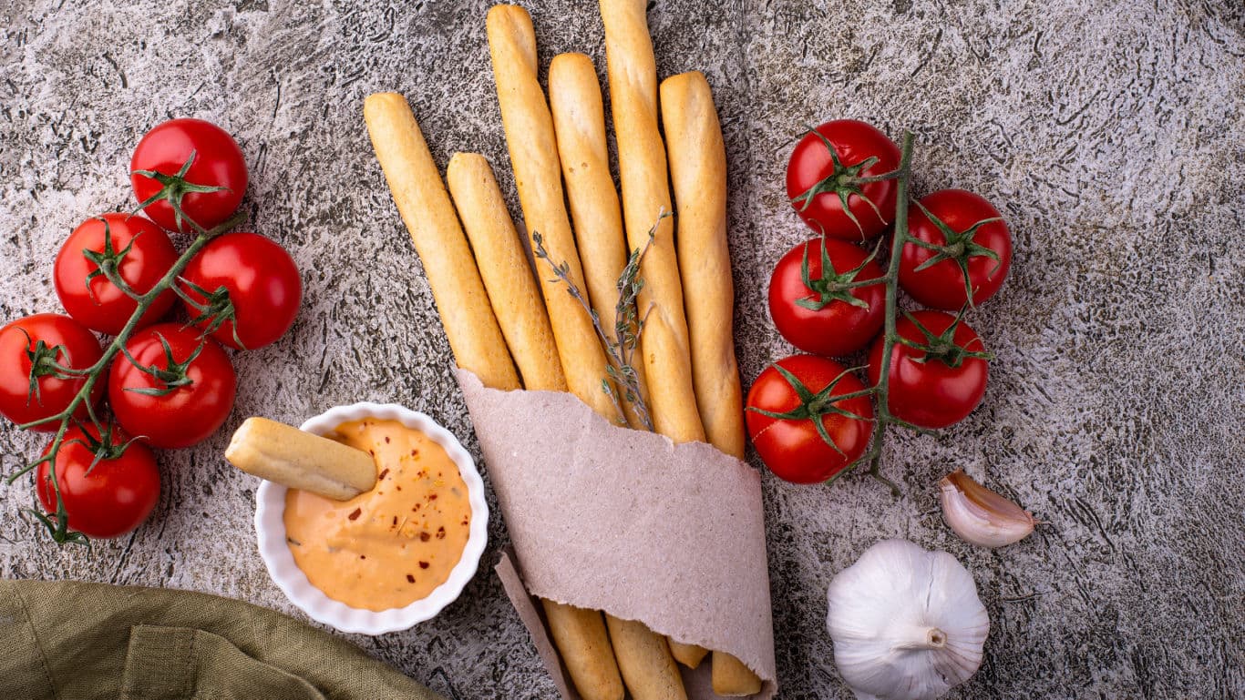Breadsticks with tomato and garlic dip