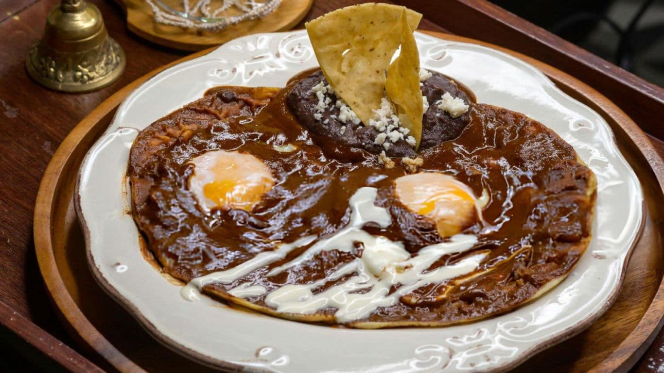 Huevos enfrijolados in a plate