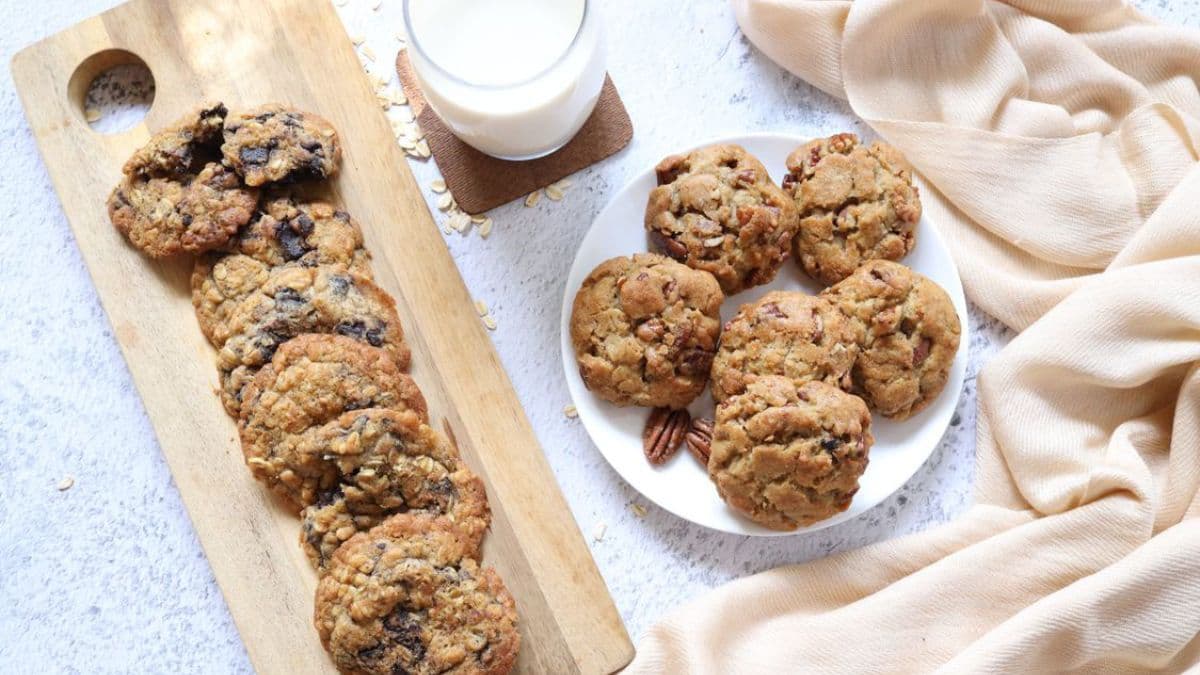 cookies and a glass of milk