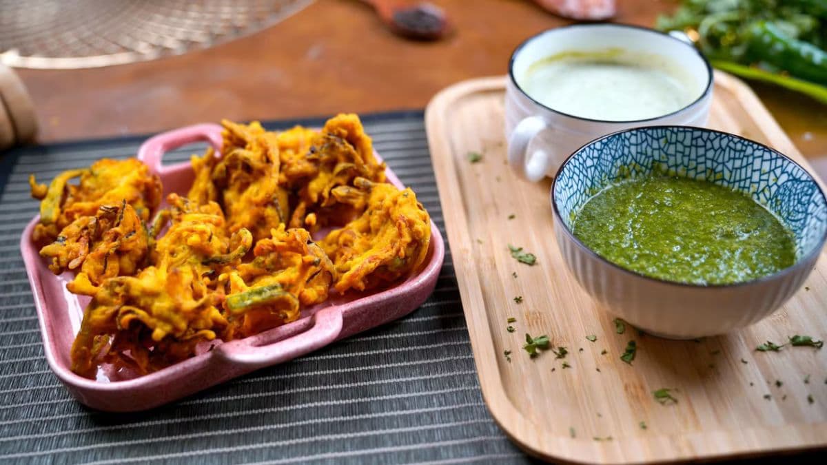 pakoras with chutney on side