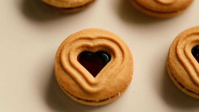 jam-sandwich-cookies-with-buttery-layers-and-sweet-centre-thumbnail