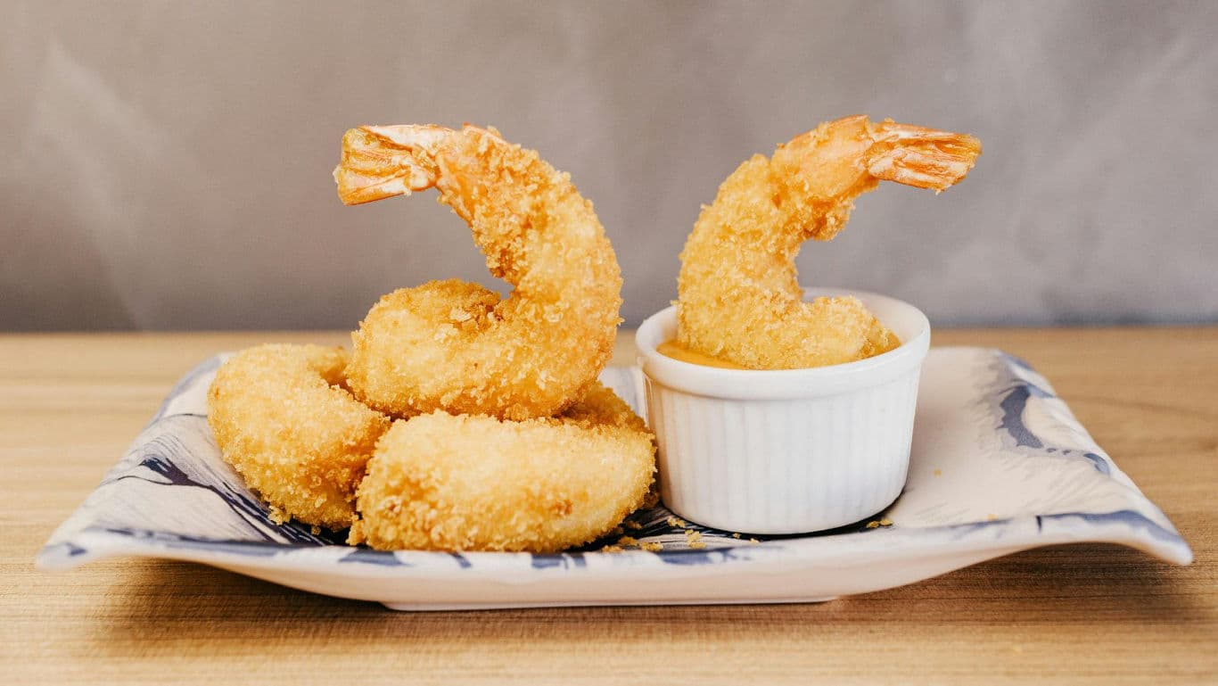Crispy breaded shrimp with dipping sauce