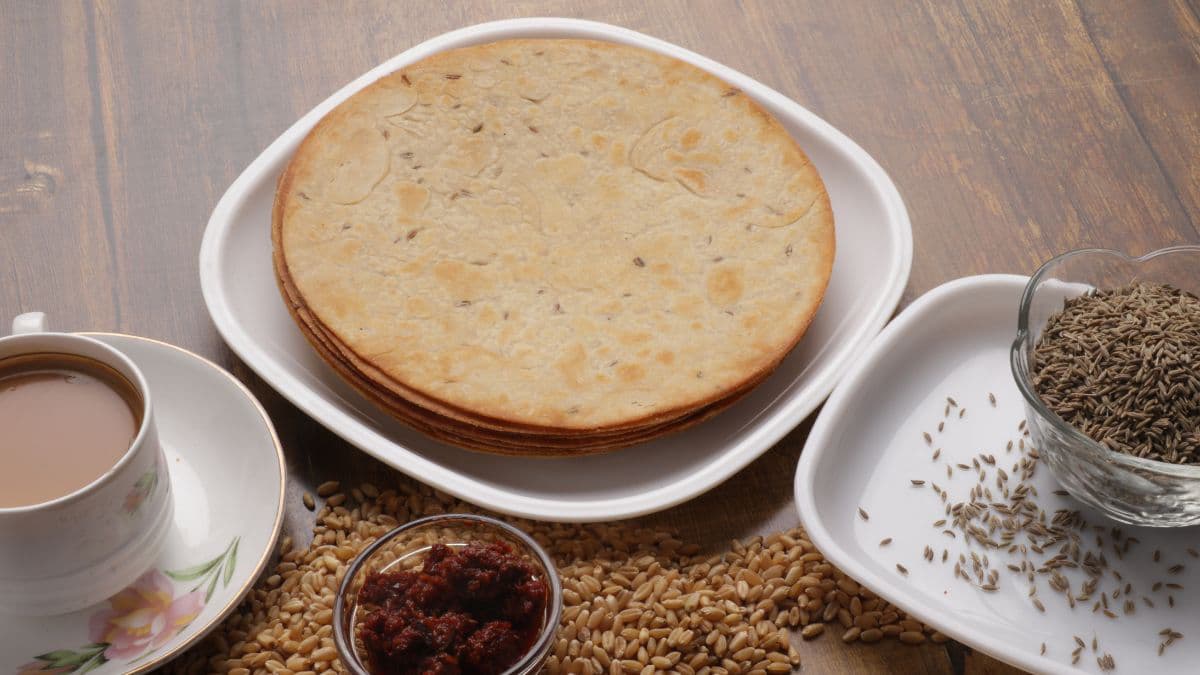 A plate of jeera khakra with a cup of tea