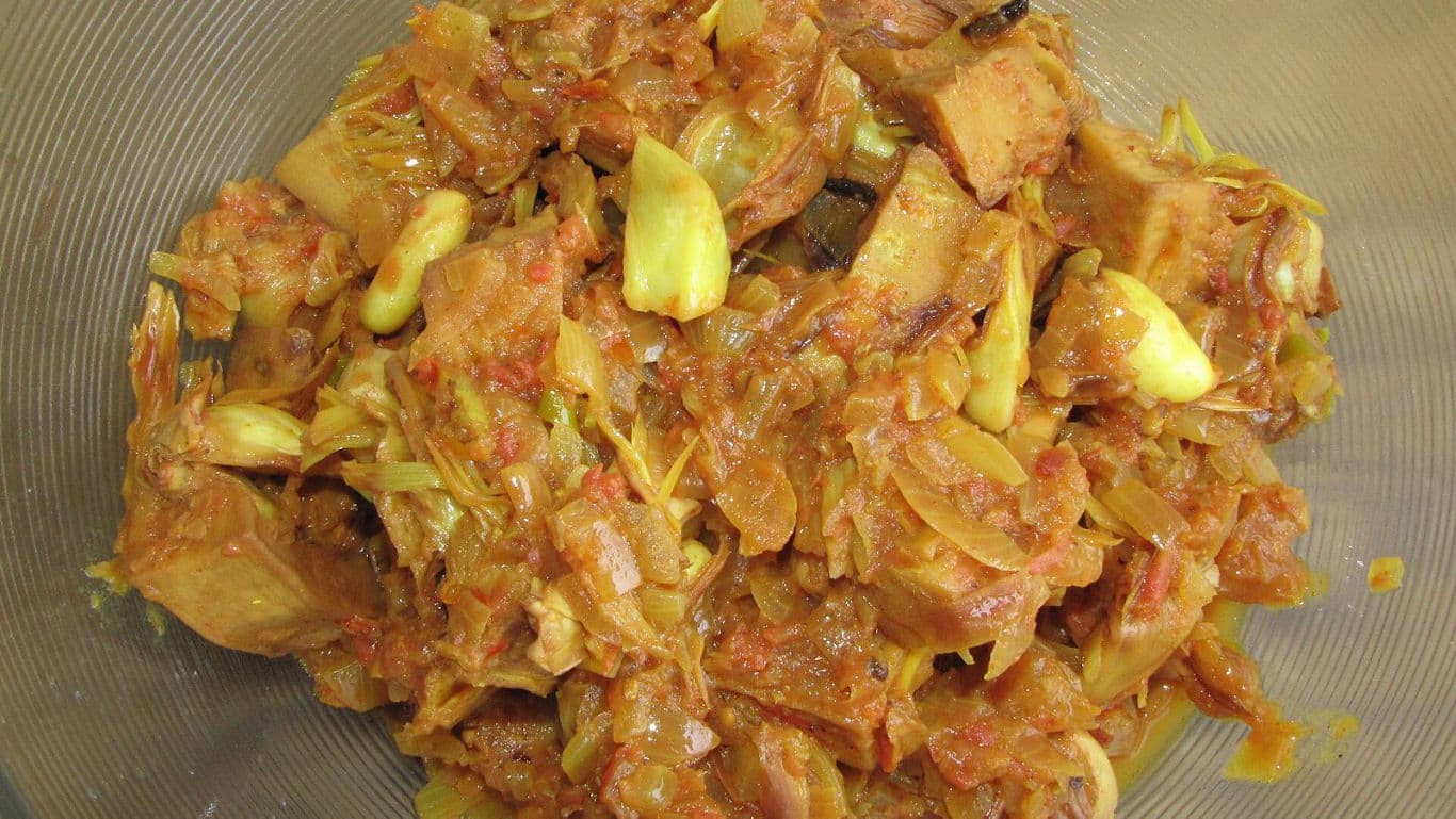 Spicy Jackfruit Curry with Garlic and Onions
