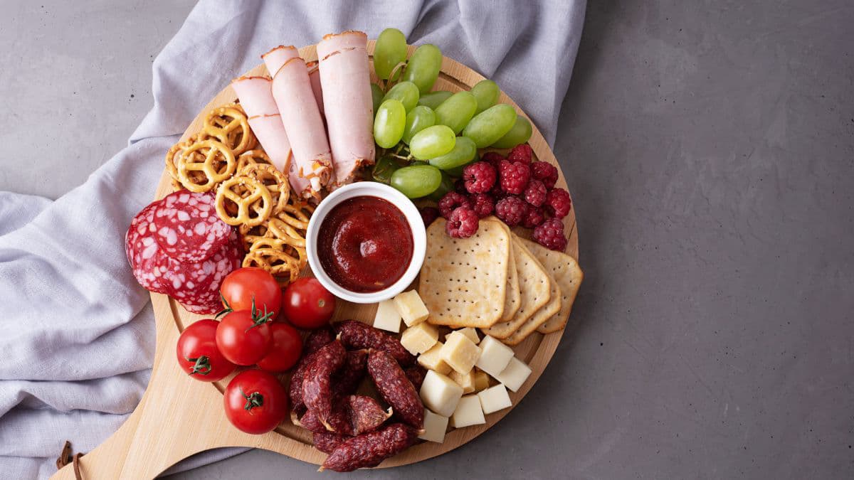 Circular charcuterie board