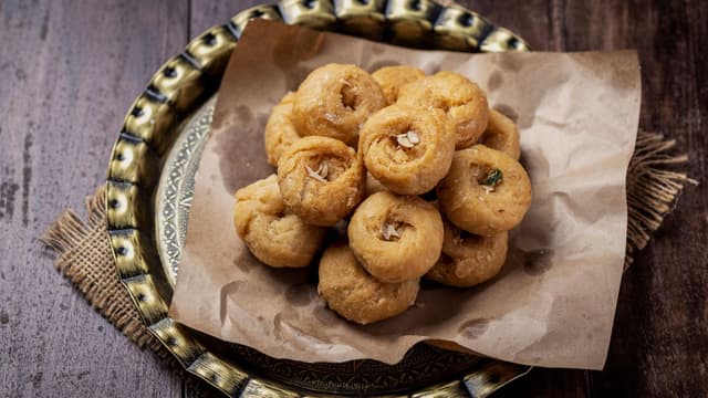 how-to-make-the-flakiest-balushahi-using-khapli-atta-thumbnail