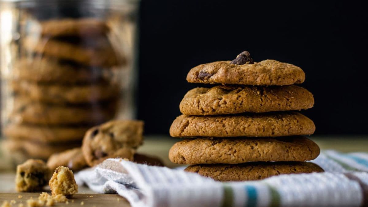 khapli atta chocochip cookies pile