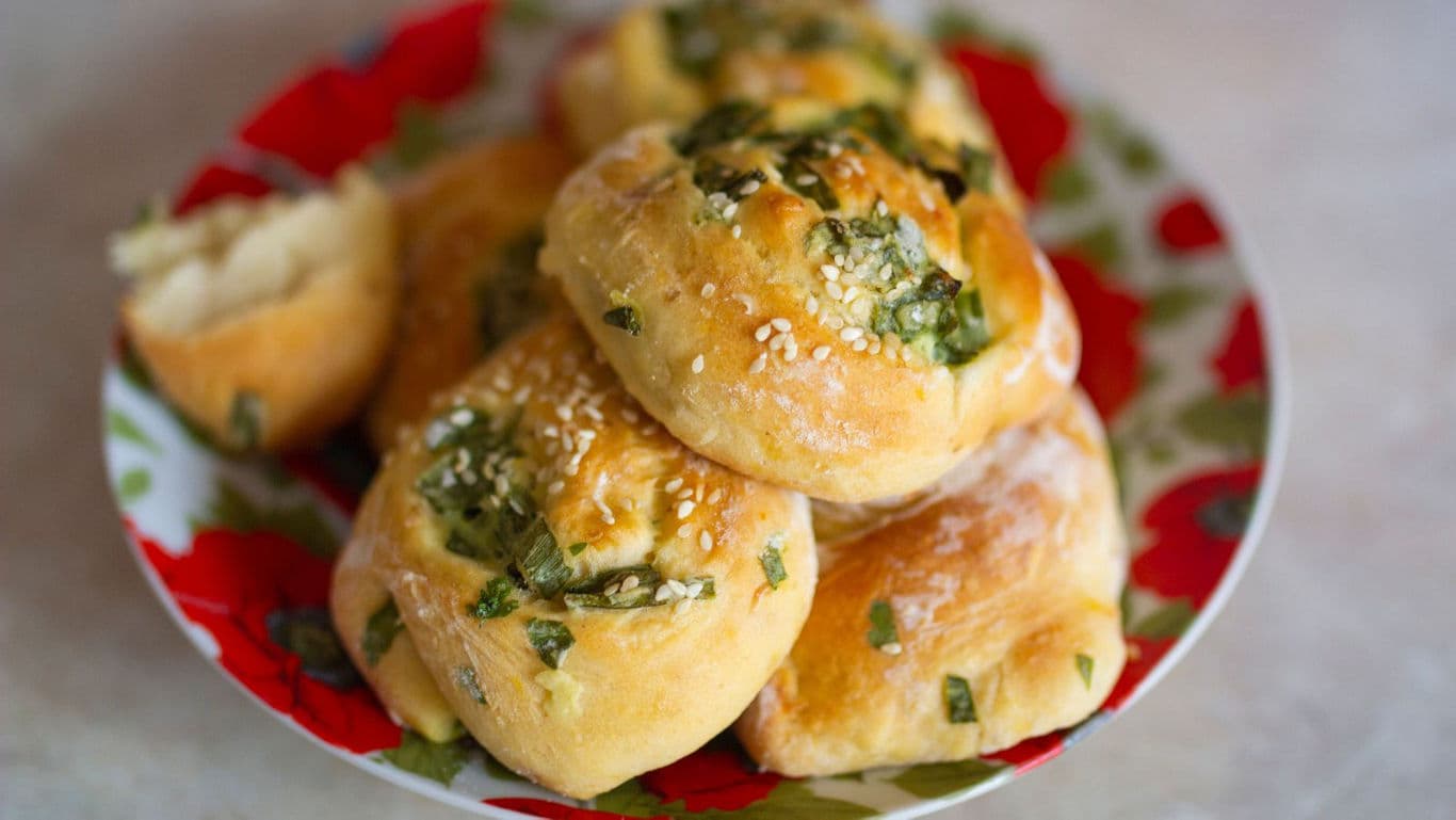 Khapli atta garlic knots.