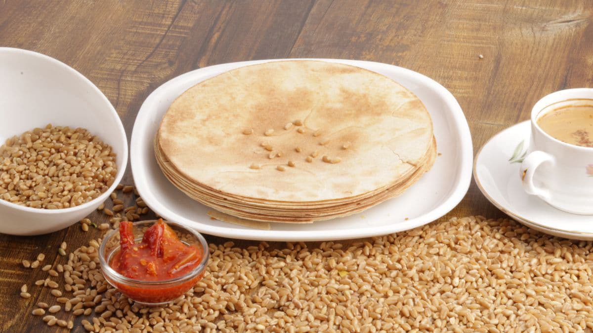 Plate of khakhra with chai