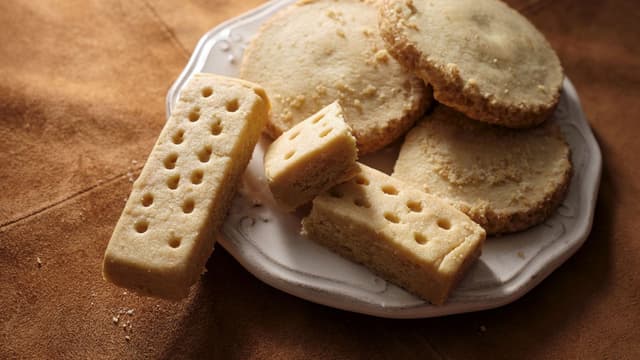 how-to-make-khapli-wheat-shortbread-cookies-recipe-thumbnail