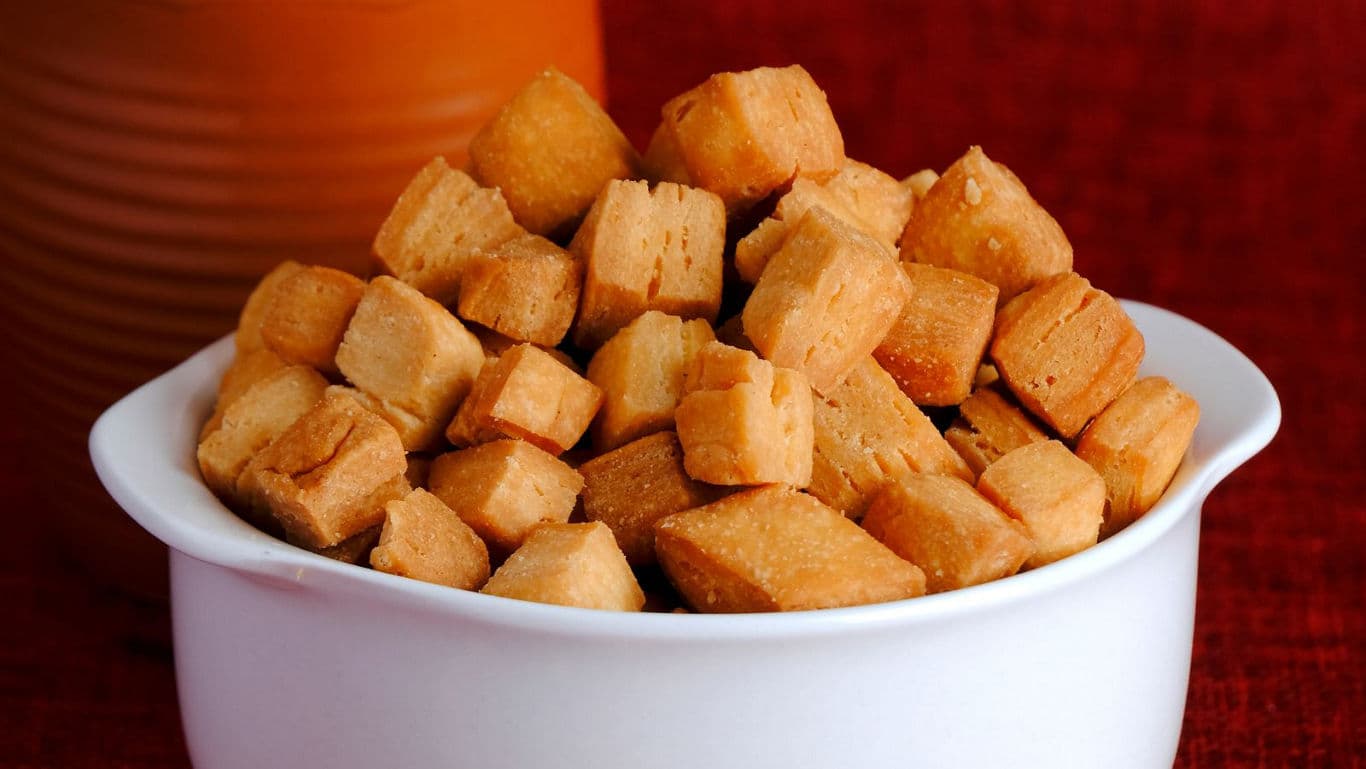 Khapli atta shankarpali in a bowl.