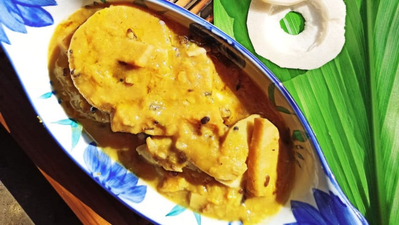 Traditional Indian idli with yellow curry sauce