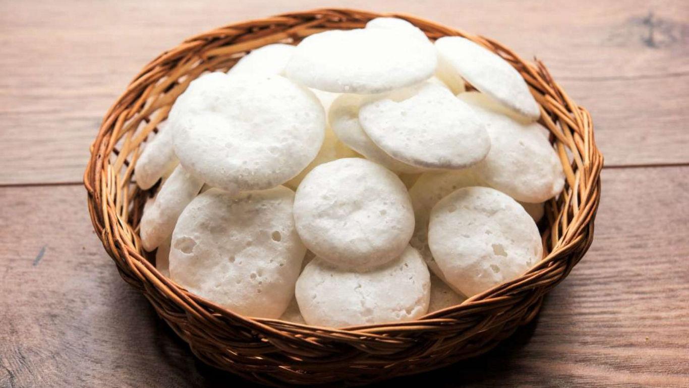 Basket of white rice papads on table