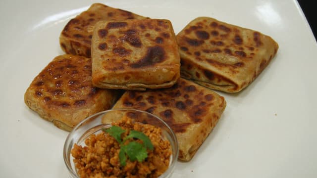 kolkata-style-mughlai-paratha-veg-a-royal-street-food-treat-thumbnail