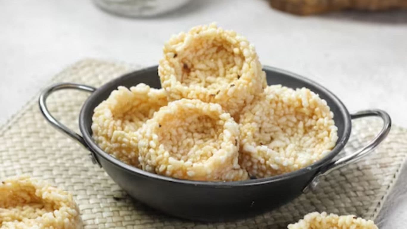 Crispy rice bowls stacked in black serving dish