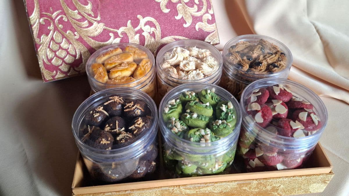a tray with six sweet containers