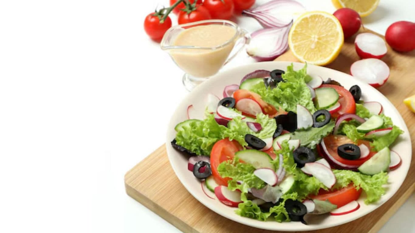 Fresh vegetable salad with dressing