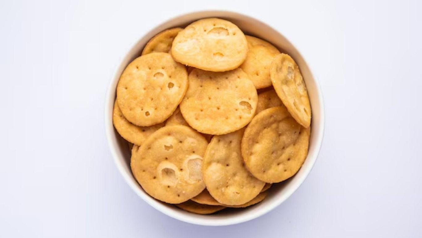 Bowl of round salted crackers